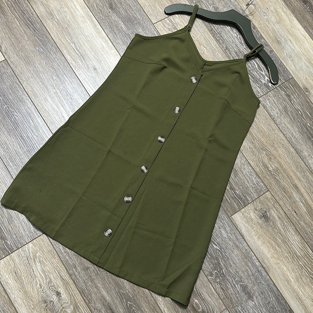 🛍️ 95% polyester 5% spandex green sleeveless dress. New no tag.